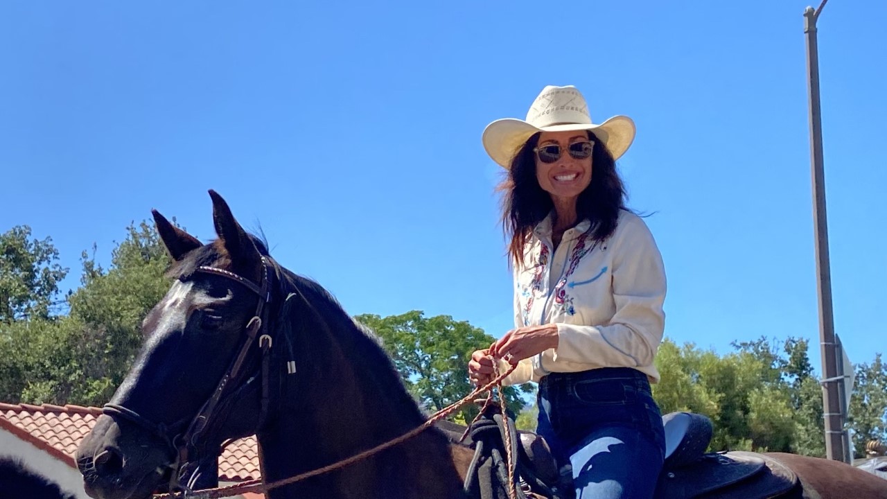 Gwen Mulligan & American Legend Mustang